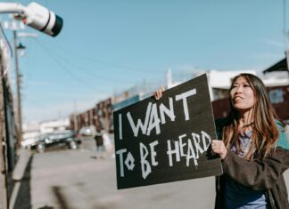 When 3 Officers Explain How to Resist Arrest Without Violence