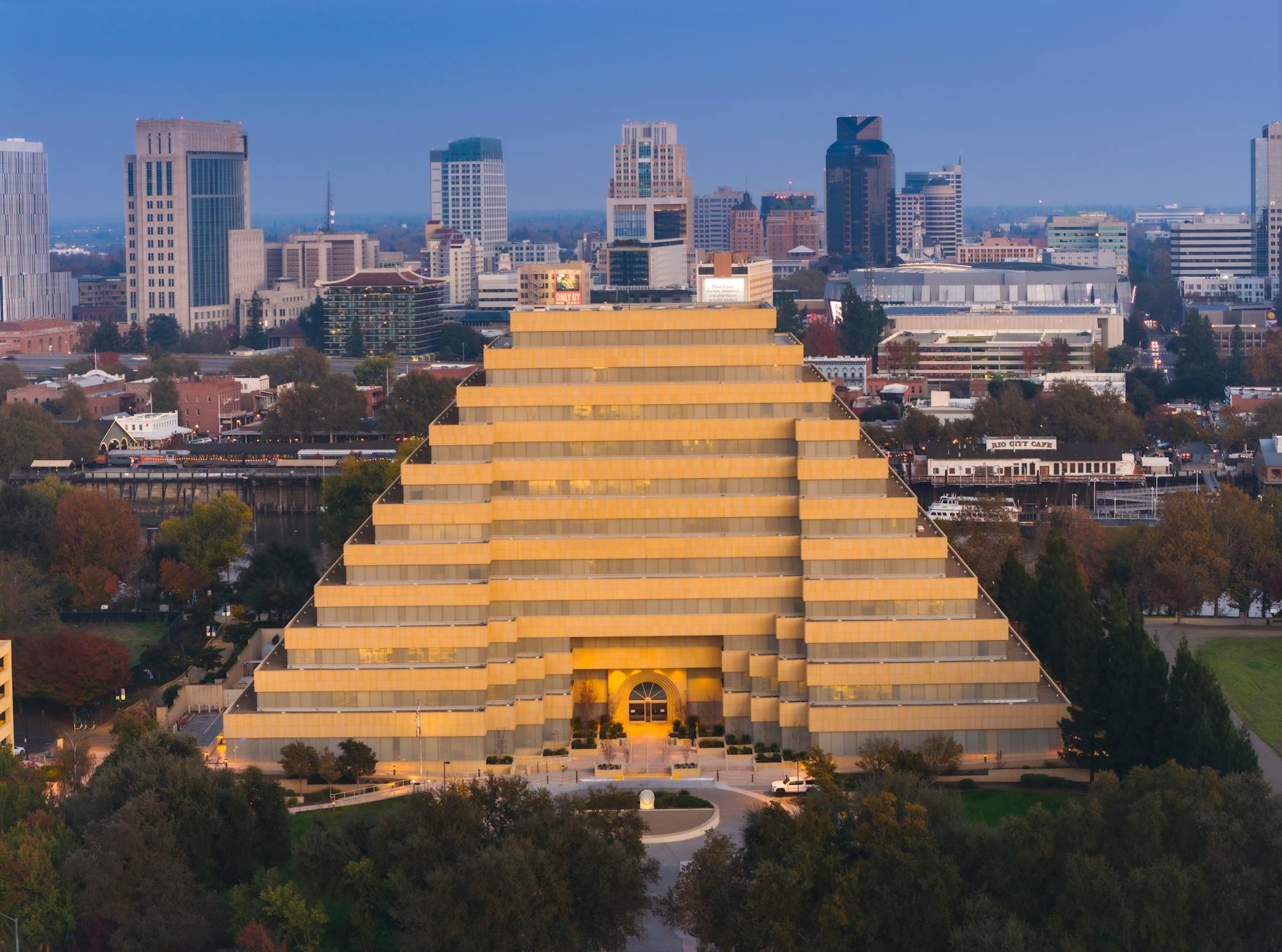 How Pyramid Schemes Differ from Legitimate Businesses