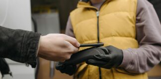 Contactless Payments Reach 40% of Transactions, but Safety Concerns Remain Unresolved