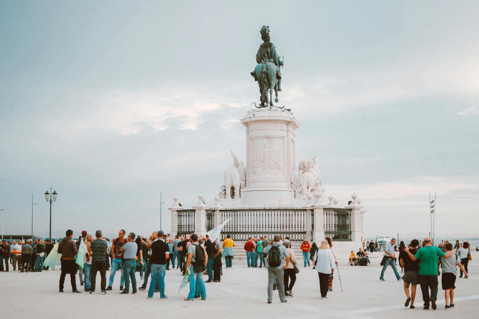 Solo Travelers Vulnerable in Crowded Tourist Destinations Everywhere